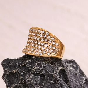 Détail de la bague large plaquée or 18K avec micro-pavé de zircons sur roche noire