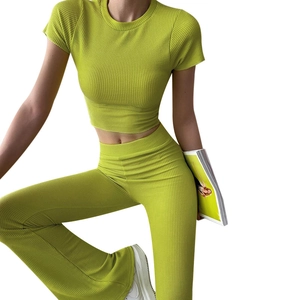 Dettaglio del set due pezzi in maglia a coste verde lime con top corto e pantaloni flare