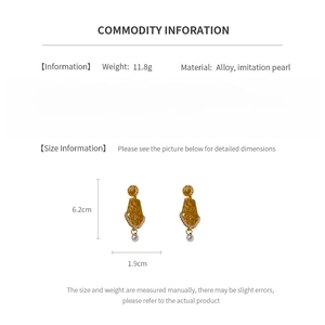 Detailed size specifications for pearl flower earrings with 6.2cm length and 1.9cm width