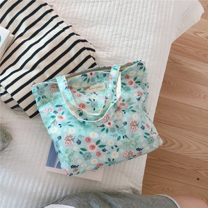 Vintage floral canvas tote bag with light blue daisy pattern and top zipper closure