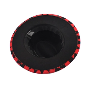 Chapeau fedora noir à large bord avec détail de bordure à carreaux rouges et noirs