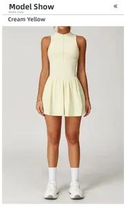 Détail de la robe de tennis jaune crème sans manches avec fermeture éclair et jupe plissée