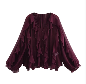 Détails de volants superposés et col en V sur une chemise en mousseline bordeaux