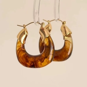Minimalist C-shaped hoop earrings with retro amber resin texture and gold metal finish