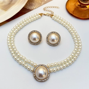 Parure vintage élégante avec collier de perles double épaisseur et boucles d'oreilles