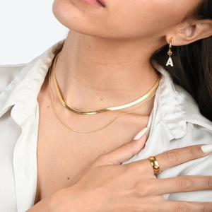 Détail du collier double rang plaqué or 18K avec chaîne serpent et bague étoile