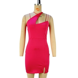 Robe moulante rouge rose à une épaule avec bride fine et fente latérale élégante