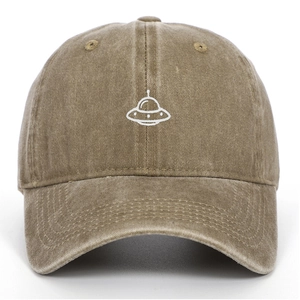 Detailansicht der UFO-Stickerei auf dem gewaschenen Baumwollstoff der Vintage-Kappe