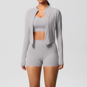 Détail d'un ensemble de fitness gris clair 3 pièces avec veste, brassière et short