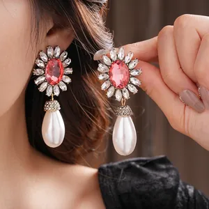 Boucles d'oreilles vintage en perles avec pierre rouge ovale et strass brillants