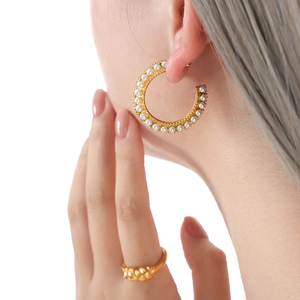 French style gold C-shaped earrings with synthetic pearls and textured ring on model