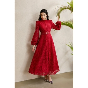 Robe midi élégante en dentelle rouge avec col montant, manches bouffantes et fine ceinture
