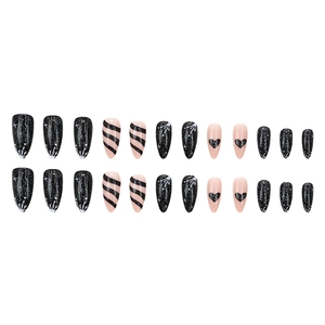 Faux ongles amande rose et noir à paillettes avec motifs de cœurs et rayures