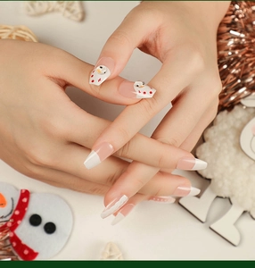 Détail de faux ongles de Noël 3D avec motifs bonhomme de neige et perles élégantes