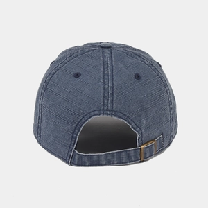 Detailansicht der Rückseite einer verwaschenen Jeans-Baseballkappe mit Metallschnalle