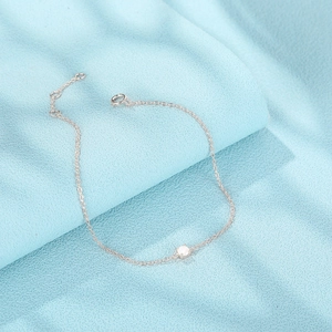 Detaillierte Makroansicht eines S925 Silber Opal Armbands mit feinen Gliedern und Verschluss