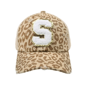 Dettaglio del berretto leopardato con toppa S di paillettes ed effetti strappati retrò