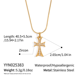 Détails du pendentif croix dorée avec zircon et dimensions de la chaîne en acier
