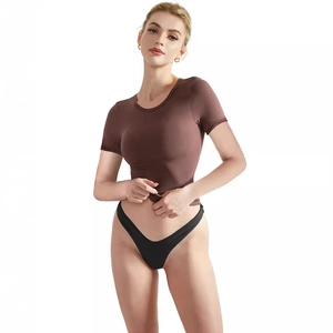 T-shirt femme marron ajusté à manches courtes et col rond en tissu souple