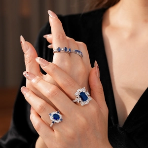 Détails de bagues saphir bleu royal avec bords dentelés et zircons étincelants