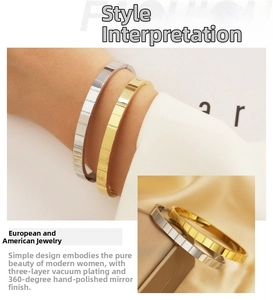 Dettaglio del bracciale geometrico placcato oro 18k in acciaio inossidabile lucido