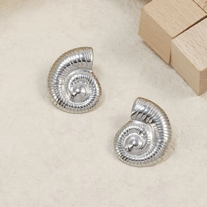 Orecchini a conchiglia nautilus in acciaio inossidabile argento per uno stile marino