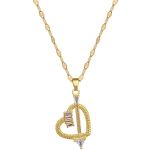 Elegante collana a cuore in acciaio al titanio dorato con pavé di zirconi