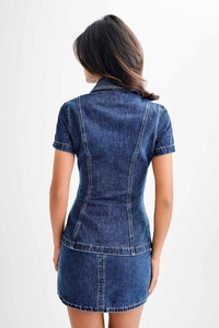 Détail des coutures verticales au dos de l'ensemble deux pièces en jean à coupe ajustée