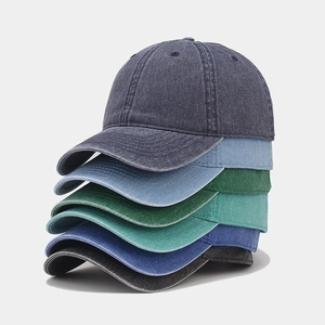 Gros plan montrant une pile de casquettes de baseball en coton lavé en six couleurs rétro
