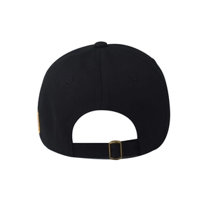 Détail arrière d'une casquette en coton noir avec boucle réglable en métal et écusson