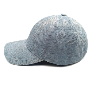 Détail de la texture pailletée scintillante d'une casquette de baseball en jean bleu