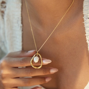 Elegante Halskette aus 18K vergoldetem Edelstahl mit einem natürlichen Süßwasserperlenanhänger