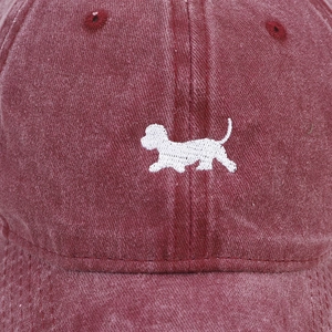 Dettaglio del tessuto in cotone lavato vintage e ricamo a forma di cucciolo sulla calotta
