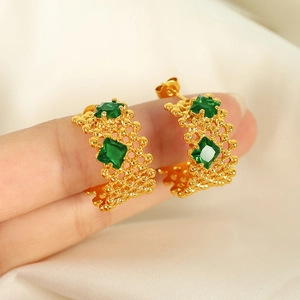 Boucles d'oreilles dorées en maille en forme de C avec zircon vert sur soie