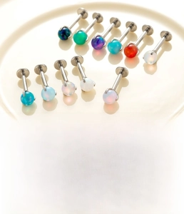 Detailanzeige von Titan-Labret-Steckern mit 11 verschiedenfarbigen Opal-Kugelköpfen
