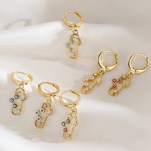 Goldene Schlüsselohrringe Set mit bunten Bösen Blick Zirkonia auf weißer Seide