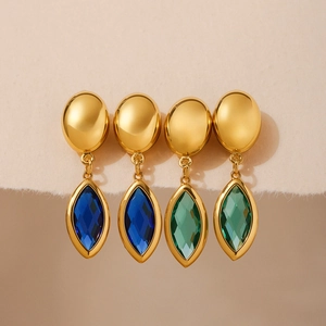 Boucles d'oreilles en cristal tchèque facetté vert émeraude et bleu plaqué or 18 carats