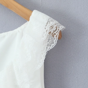 Weißes Spitzenkleid in A-Linie mit feinen Schulter- und Ausschnittdetails am Holzbügel