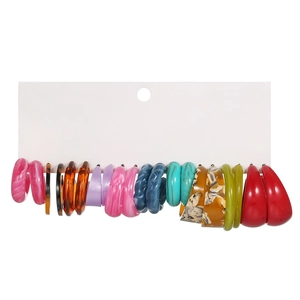 Ensemble détaillé de boucles d'oreilles créoles en résine acrylique colorée sur carte