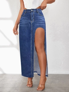 Dettaglio gonna lunga in denim blu scuro a vita alta con spacco frontale e bottone in metallo