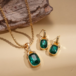 Set di gioielli vintage dorati con pendenti verde smeraldo inclusi collana e orecchini