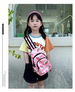 Bolso de pecho rosa para niña con unicornio y arcoíris con doble cremallera en modelo infantil