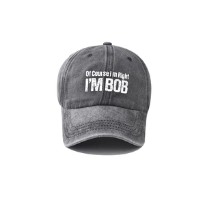 Détail d'une casquette en coton délavé vintage avec lettrage brodé I'M BOB en blanc