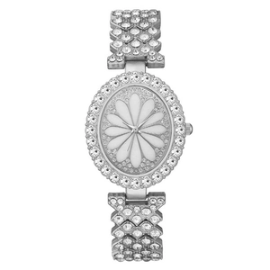 Montre femme ovale en argent sertie de cristaux avec cadran à motif marguerite blanche