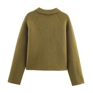 Giacca in maglia verde oliva con colletto a punta e maniche raglan per stile autunnale