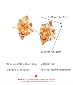 Dettaglio dimensioni degli orecchini a fiore in oro opaco con altezza di circa 5,5 cm
