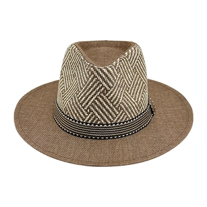 Détail du tissage en chevrons et ruban rayé sur un chapeau fedora d'été respirant