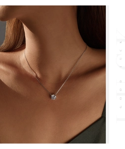 Elegante Nahaufnahme einer S925 Silberhalskette mit funkelndem Anhänger am Modell hals