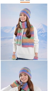 Détail d'un ensemble d'hiver en tricot arc-en-ciel avec bonnet, écharpe et gants