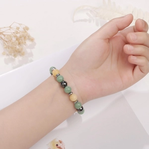 Détail du bracelet en perles de pierre naturelle multicolore avec entretoises en argent